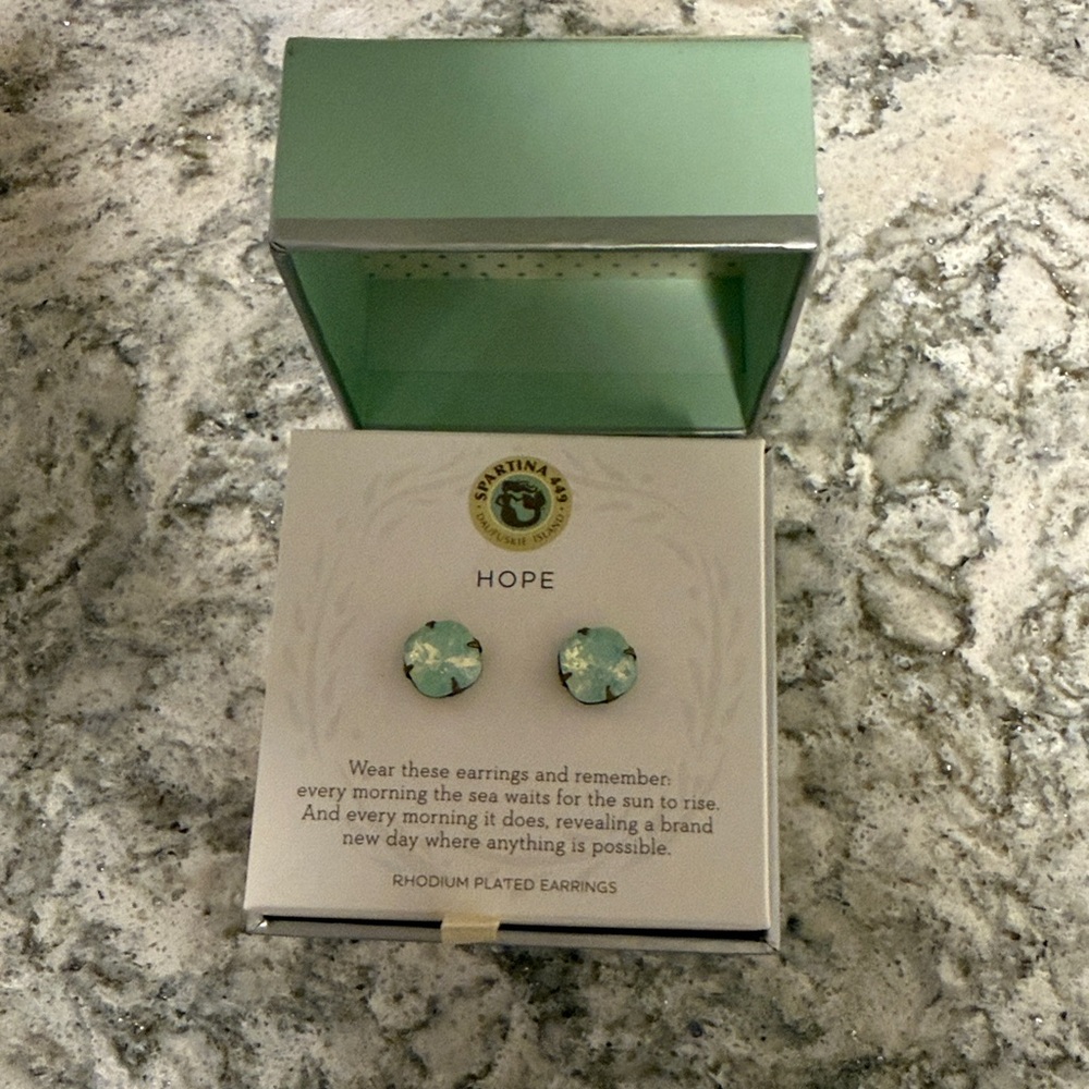 SORRELLI earrings & Sea La Vie Pastel Green Gift Box - Picture 3 of 9